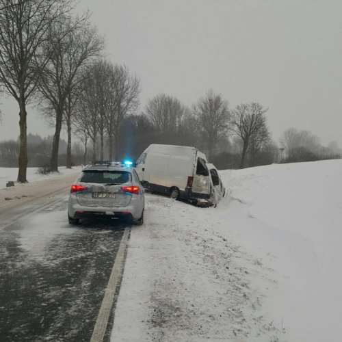 TRUDNE WARUNKI NA DRODZE – POLICJANCI APELUJĄ O OSTROŻNOŚC