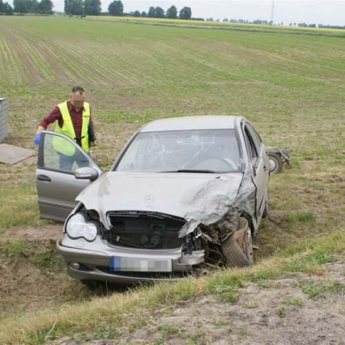 BMW UDERZYŁO W MERCEDESA, A NASTĘPNIE DACHOWAŁO. KIEROWCY OBU POJAZDÓW W SZPITALU