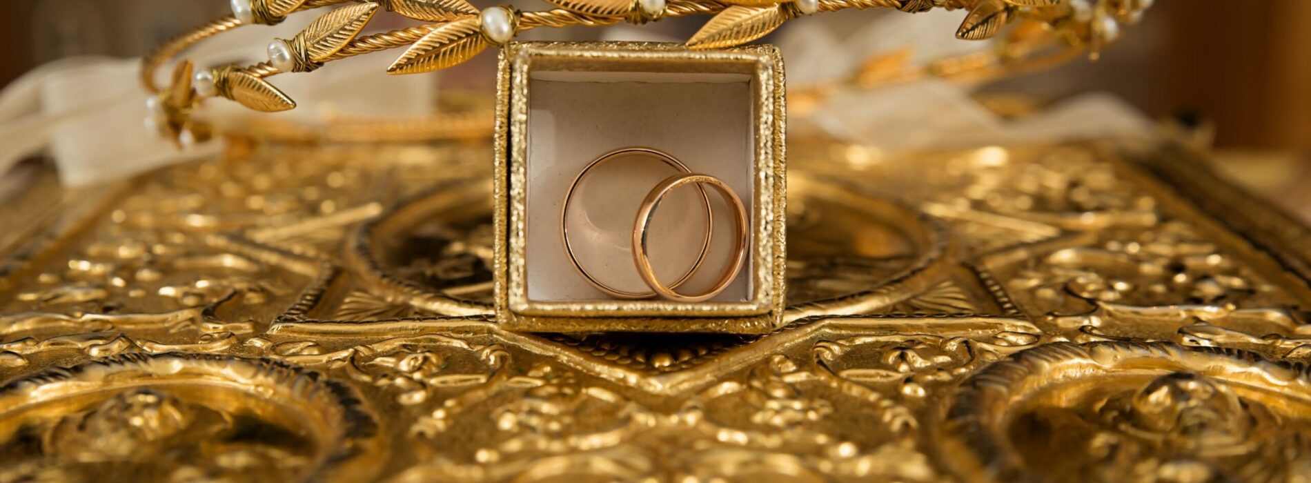 Nowe trendy w biżuterii: jak kolczyki, pierścionki i naszyjniki kształtują modę w 2024 roku